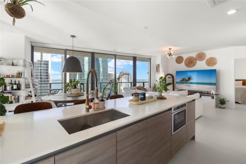 Condominio en alquiler en Miami, Florida, 2 dormitorios, 118.82 m2 № 2008471 - foto 3