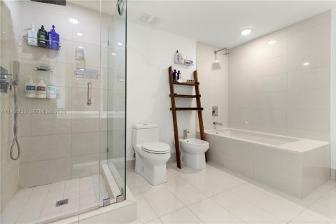 Condominio en alquiler en Miami, Florida, 2 dormitorios, 118.82 m2 № 2008471 - foto 19