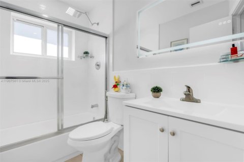 House in Hollywood, Florida 3 bedrooms, 98.1 sq.m. № 1963518 - photo 17