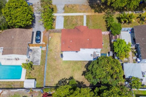 House in Hollywood, Florida 3 bedrooms, 98.1 sq.m. № 1963518 - photo 20