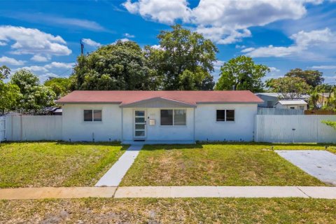 House in Hollywood, Florida 3 bedrooms, 98.1 sq.m. № 1963518 - photo 25