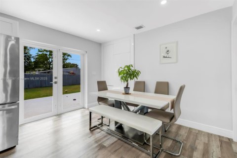 House in Hollywood, Florida 3 bedrooms, 98.1 sq.m. № 1963518 - photo 11