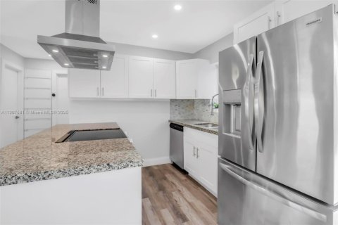 House in Hollywood, Florida 3 bedrooms, 98.1 sq.m. № 1963518 - photo 9