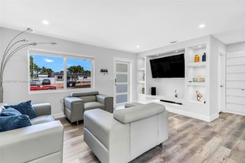 House in Hollywood, Florida 3 bedrooms, 98.1 sq.m. № 1963518 - photo 4