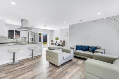 House in Hollywood, Florida 3 bedrooms, 98.1 sq.m. № 1963518 - photo 3