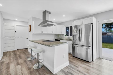 House in Hollywood, Florida 3 bedrooms, 98.1 sq.m. № 1963518 - photo 7