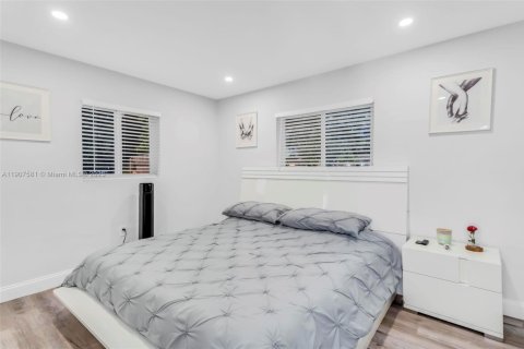 House in Hollywood, Florida 3 bedrooms, 98.1 sq.m. № 1963518 - photo 14