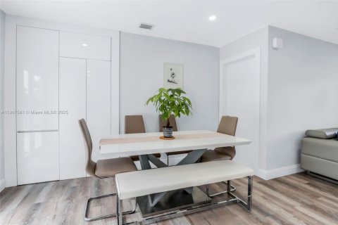 House in Hollywood, Florida 3 bedrooms, 98.1 sq.m. № 1963518 - photo 12