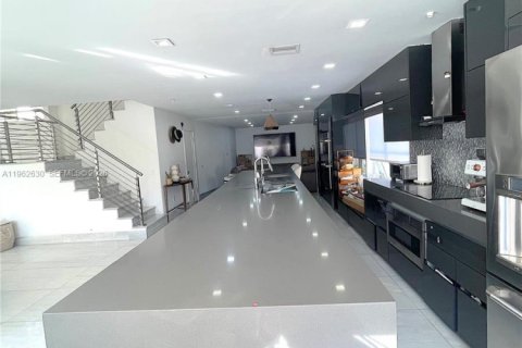 Villa ou maison à vendre à Hollywood, Floride: 4 chambres, 187.2 m2 № 2023687 - photo 13