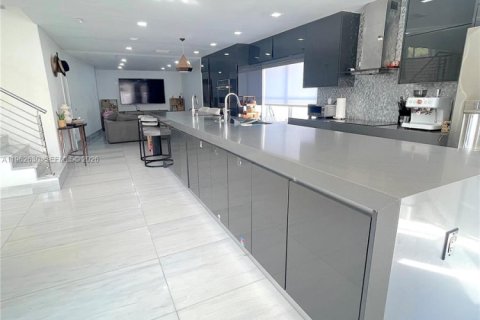 Villa ou maison à vendre à Hollywood, Floride: 4 chambres, 187.2 m2 № 2023687 - photo 12