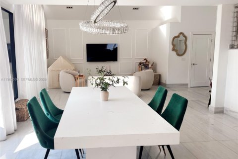 Villa ou maison à vendre à Hollywood, Floride: 4 chambres, 187.2 m2 № 2023687 - photo 3