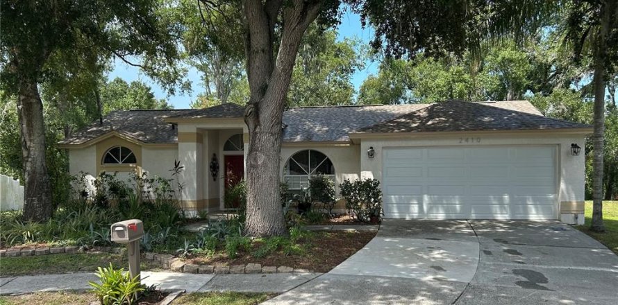 House in Land O' Lakes, Florida 3 bedrooms, 158.86 sq.m. № 2220330
