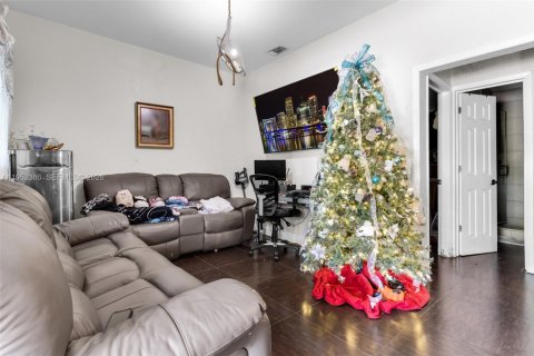 Commercial property in Miami, Florida № 2008481 - photo 23