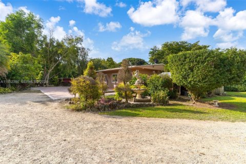 Commercial property in Miami, Florida № 2008481 - photo 5