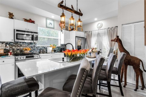 Commercial property in Miami, Florida № 2008481 - photo 15