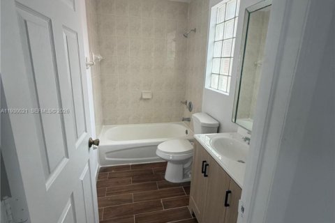 House in Homestead, Florida 3 bedrooms, 156.82 sq.m. № 1988636 - photo 25