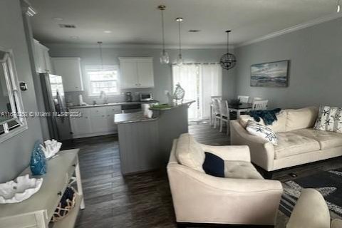 House in Islamorada, Village of Islands, Florida 3 bedrooms, 118.73 sq.m. № 1729567 - photo 3