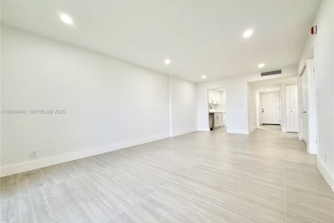 Condo in Lauderdale Lakes, Florida, 2 bedrooms  № 2069008 - photo 16