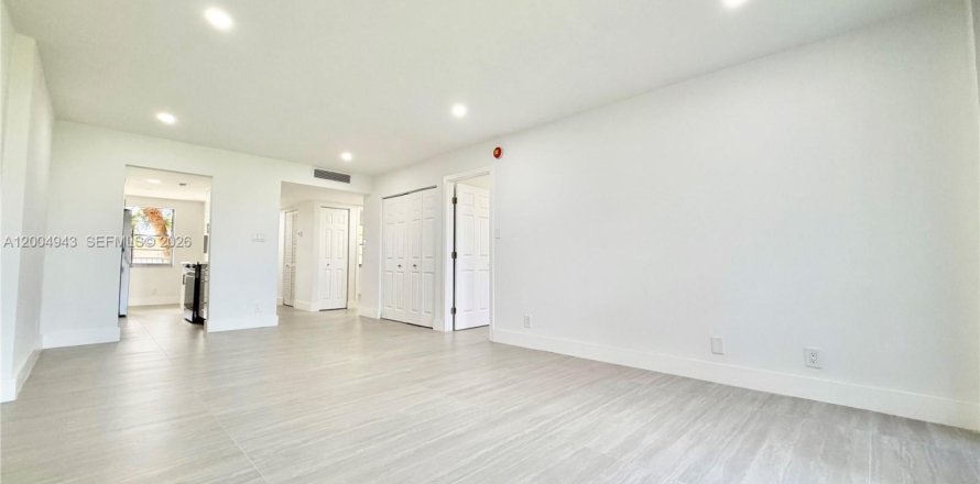 Condo in Lauderdale Lakes, Florida, 2 bedrooms  № 2069008