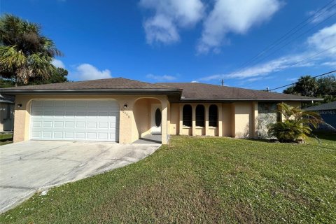 House in Port Charlotte, Florida 3 bedrooms, 161.19 sq.m. № 2403044