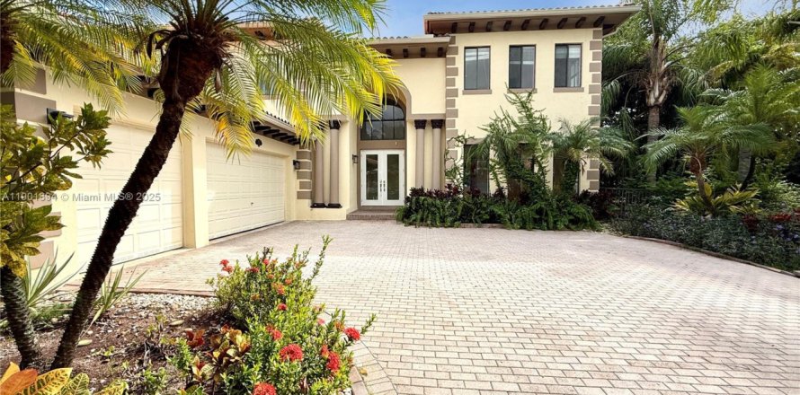 House in Cutler Bay, Florida 5 bedrooms, 369.94 sq.m. № 1953317