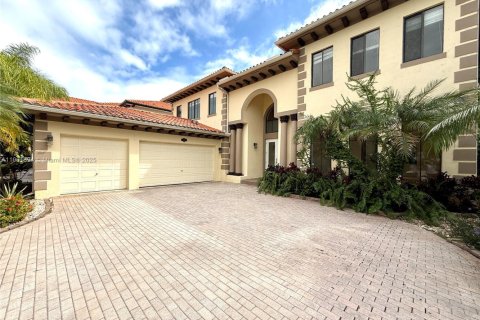 House in Cutler Bay, Florida 5 bedrooms, 369.94 sq.m. № 1953317 - photo 2