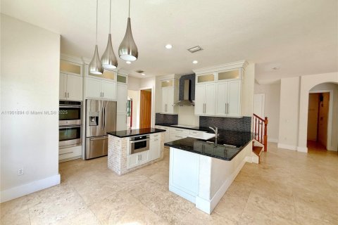 House in Cutler Bay, Florida 5 bedrooms, 369.94 sq.m. № 1953317 - photo 8