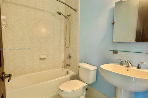 House in Cutler Bay, Florida 5 bedrooms, 369.94 sq.m. № 1953317 - photo 27