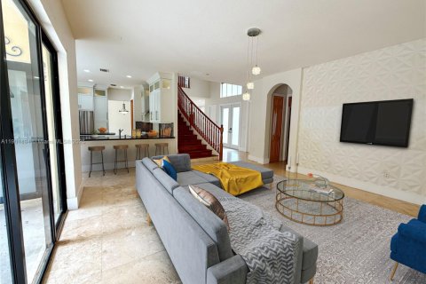 House in Cutler Bay, Florida 5 bedrooms, 369.94 sq.m. № 1953317 - photo 4