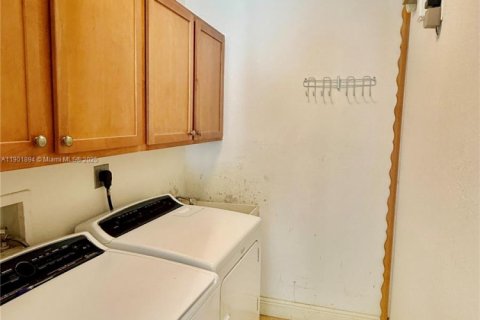 House in Cutler Bay, Florida 5 bedrooms, 369.94 sq.m. № 1953317 - photo 21