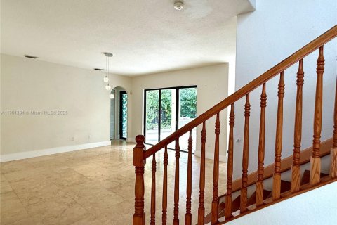 House in Cutler Bay, Florida 5 bedrooms, 369.94 sq.m. № 1953317 - photo 18