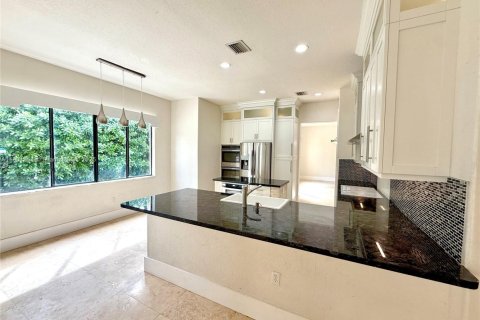 House in Cutler Bay, Florida 5 bedrooms, 369.94 sq.m. № 1953317 - photo 7