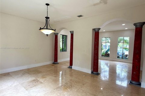 House in Cutler Bay, Florida 5 bedrooms, 369.94 sq.m. № 1953317 - photo 13