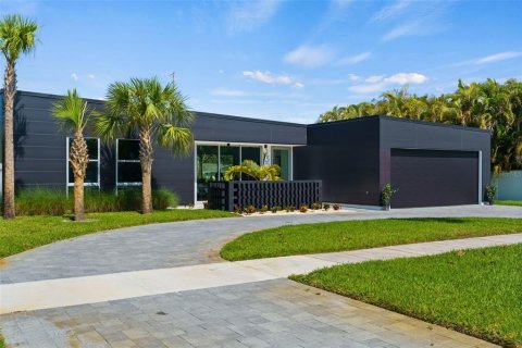 House in Belleair, Florida 4 bedrooms, 252.32 sq.m. № 2215852
