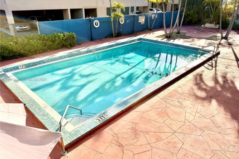 Condo in Miami, Florida, 2 bedrooms  № 2033589 - photo 11