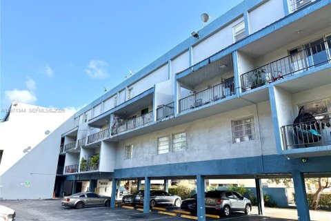 Condo in Miami, Florida, 2 bedrooms  № 2033589 - photo 12