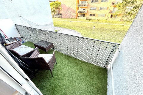 Condo in Miami, Florida, 2 bedrooms  № 2033589 - photo 8