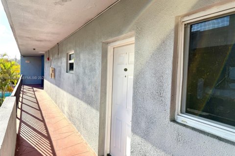 Condo in Miami, Florida, 2 bedrooms  № 2033589 - photo 10