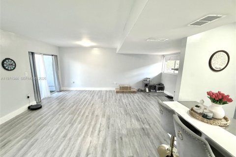 Condo in Miami, Florida, 2 bedrooms  № 2033589 - photo 5