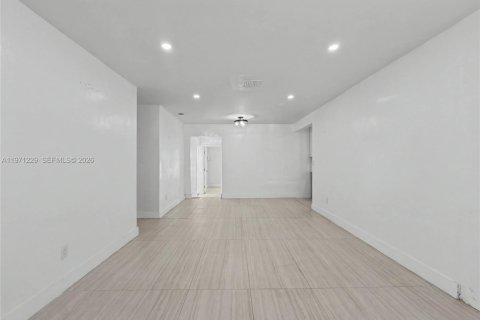 House in West Park, Florida 4 bedrooms, 102.19 sq.m. № 2032108 - photo 17