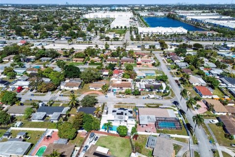 House in West Park, Florida 4 bedrooms, 102.19 sq.m. № 2032108 - photo 7