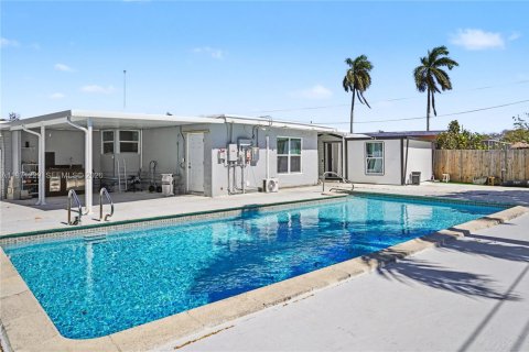 House in West Park, Florida 4 bedrooms, 102.19 sq.m. № 2032108 - photo 11