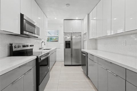 House in West Park, Florida 4 bedrooms, 102.19 sq.m. № 2032108 - photo 18