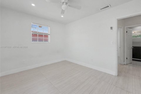 House in West Park, Florida 4 bedrooms, 102.19 sq.m. № 2032108 - photo 27