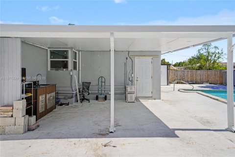 House in West Park, Florida 4 bedrooms, 102.19 sq.m. № 2032108 - photo 10