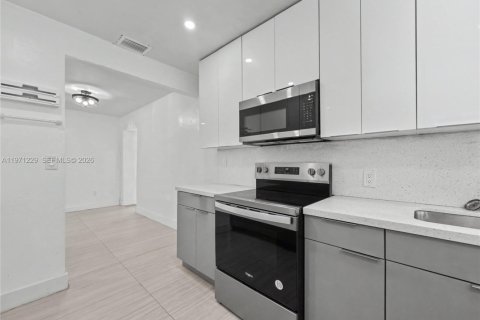 House in West Park, Florida 4 bedrooms, 102.19 sq.m. № 2032108 - photo 20