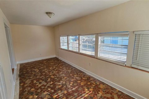 House in Saint Petersburg, Florida 2 bedrooms, 111.2 sq.m. № 2125450 - photo 12