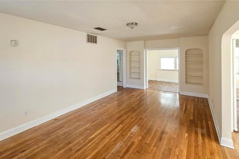House in Saint Petersburg, Florida 2 bedrooms, 111.2 sq.m. № 2125450 - photo 3