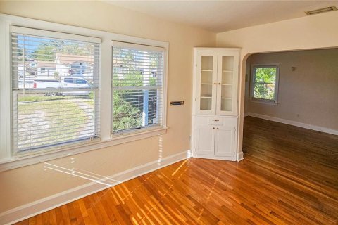 House in Saint Petersburg, Florida 2 bedrooms, 111.2 sq.m. № 2125450 - photo 8