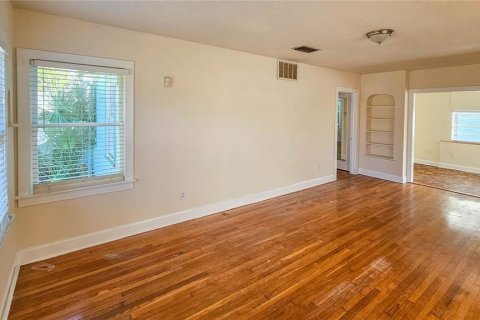 House in Saint Petersburg, Florida 2 bedrooms, 111.2 sq.m. № 2125450 - photo 2